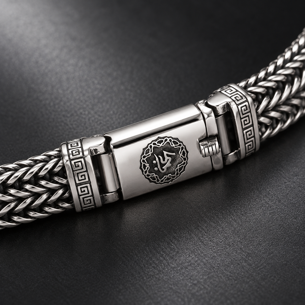 Silvano Chainlink Bracelet — chain and centerpiece detail